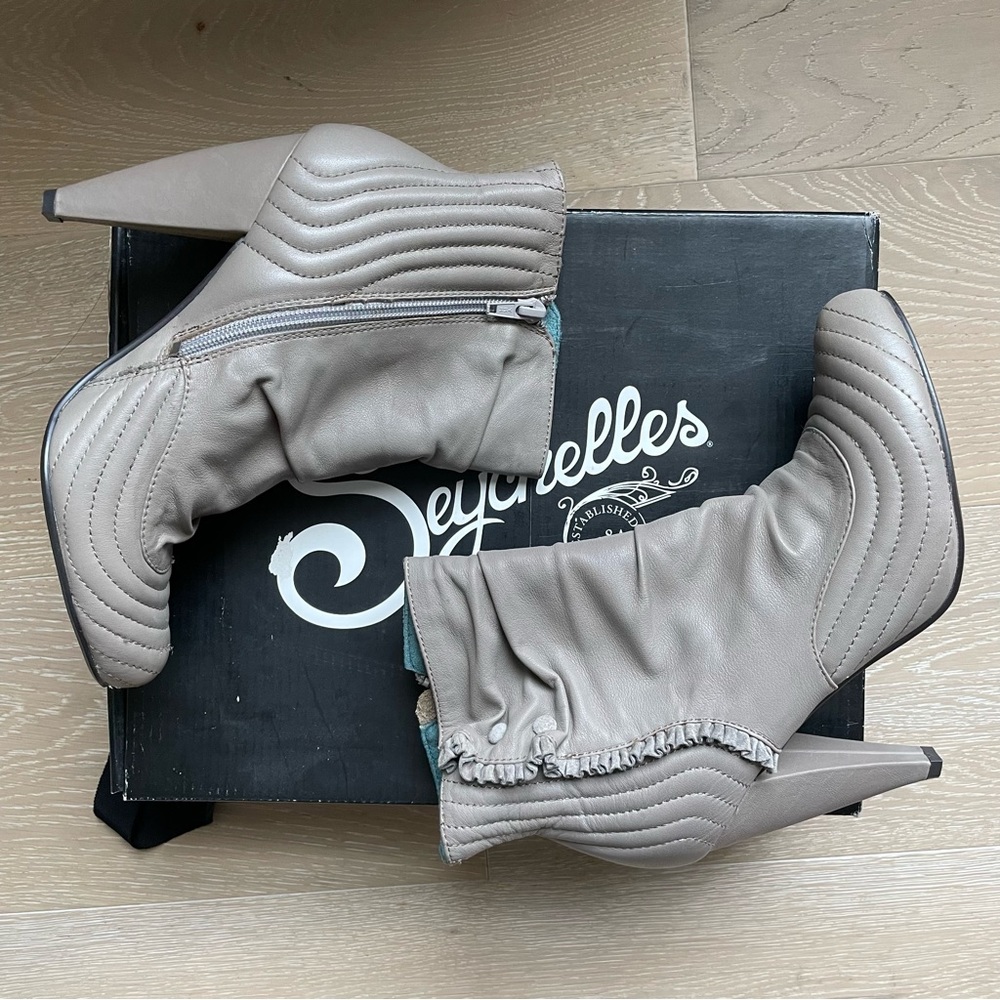 NWOT Seychelles Banjo Taupe Booties, 8.5